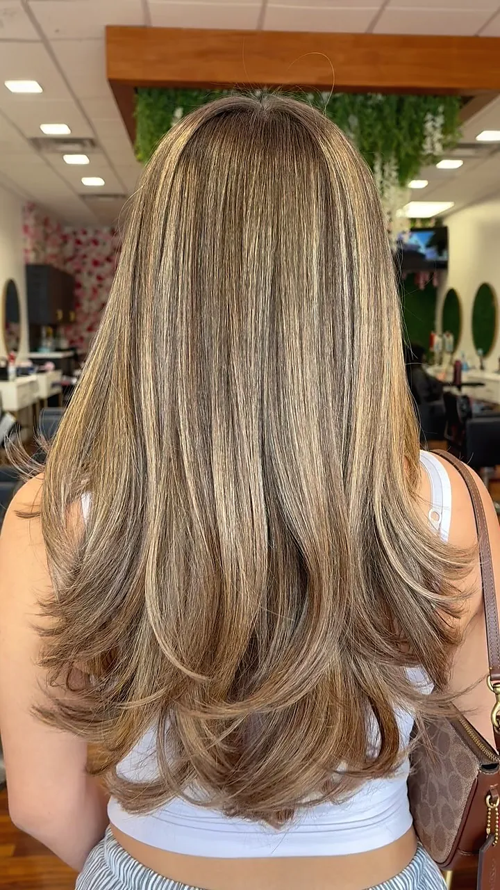 Beige blonde hair with long layers, seen from the back