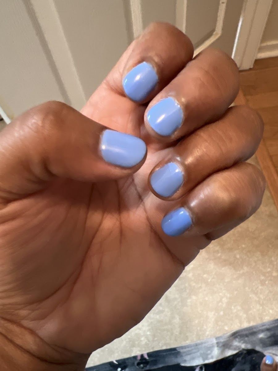 Short rounded nails in soft periwinkle