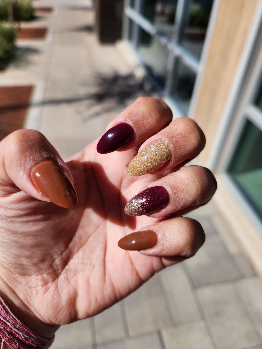 Fall nails in chocolate brown, burgundy and gold glitter