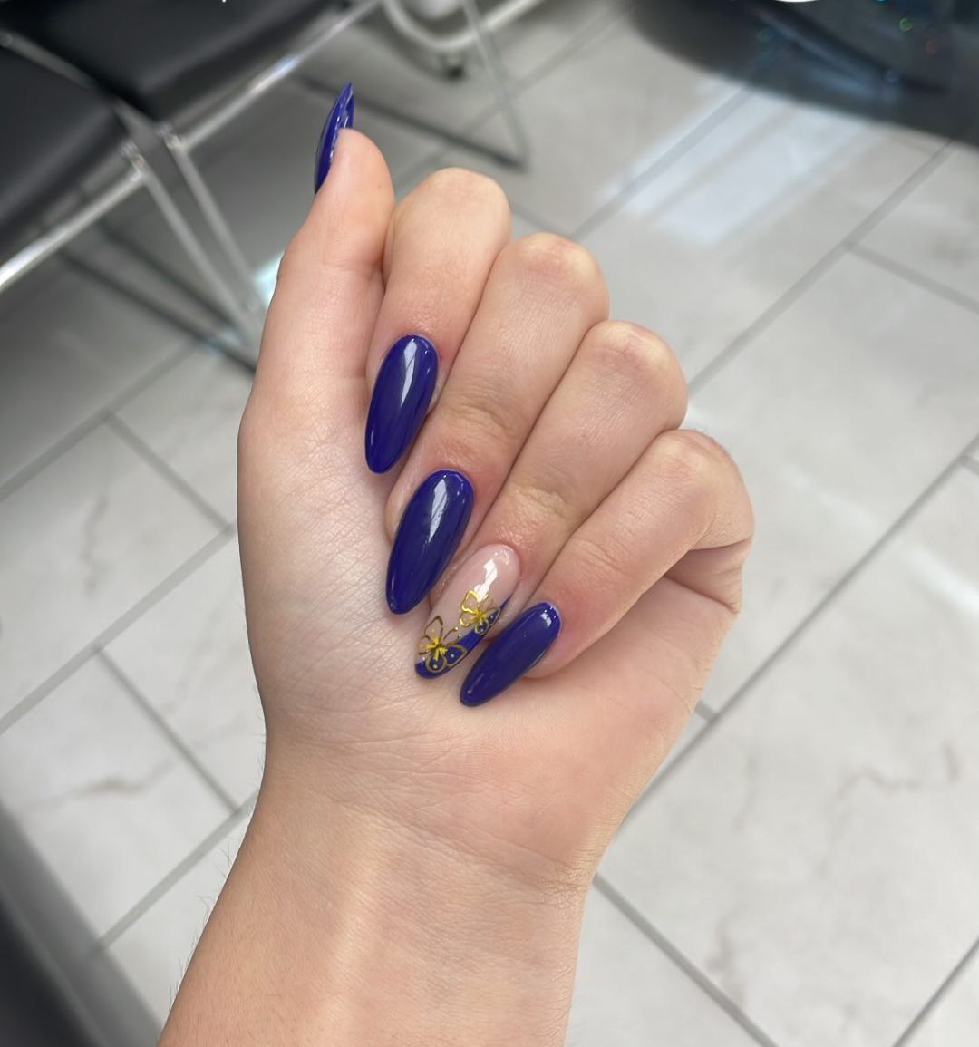 Navy almond nails with a gold flake accent