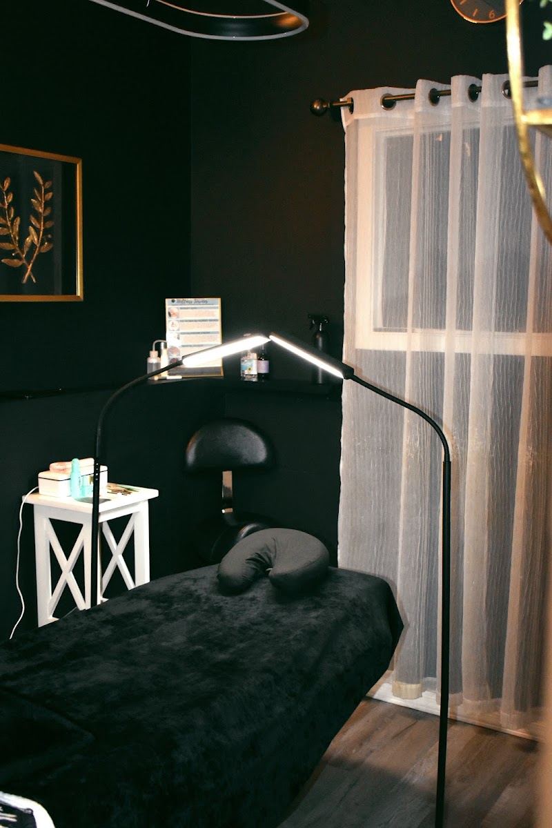 Treatment bed with a lamp in a dark green room
