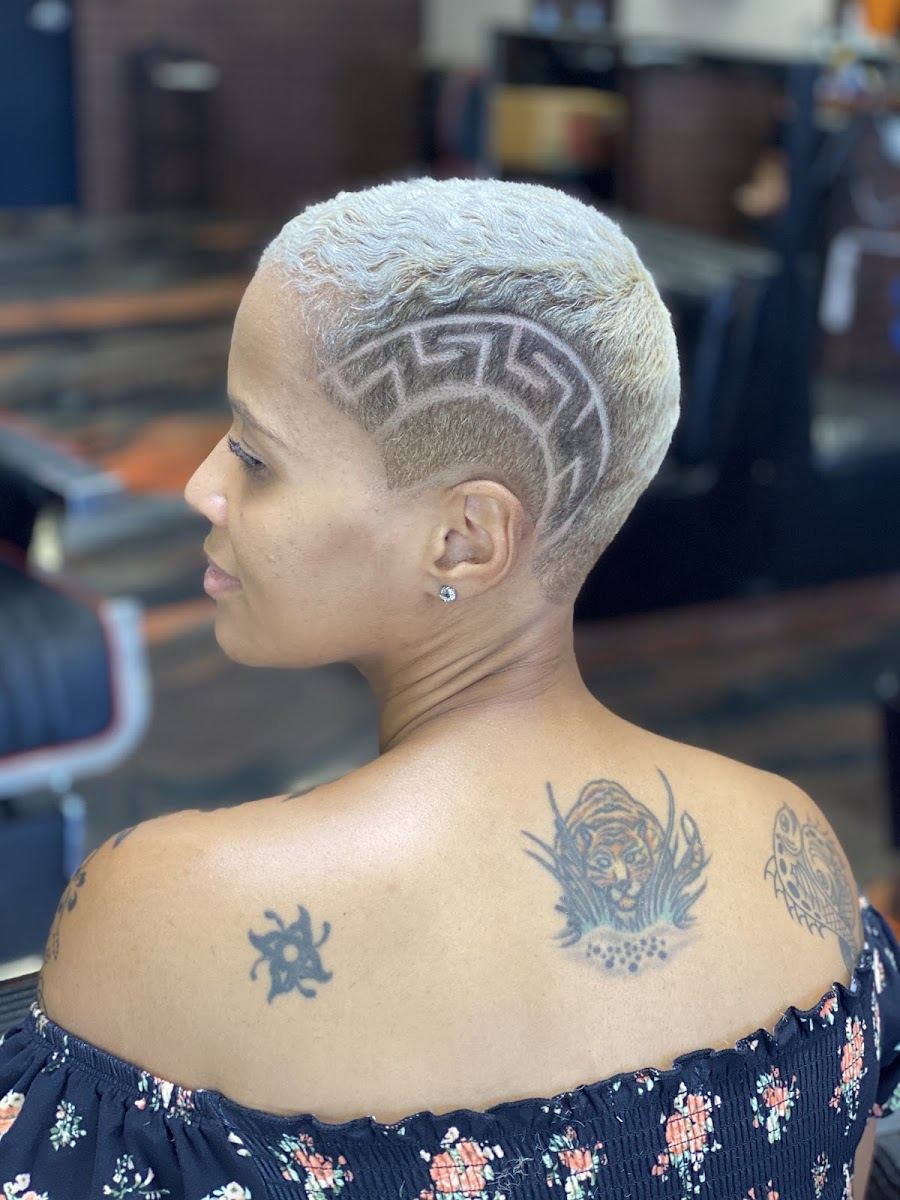 Platinum short cut with a carved geometric design