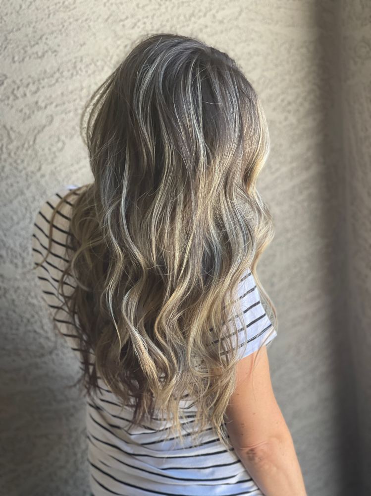 Long waves with blended blonde pieces