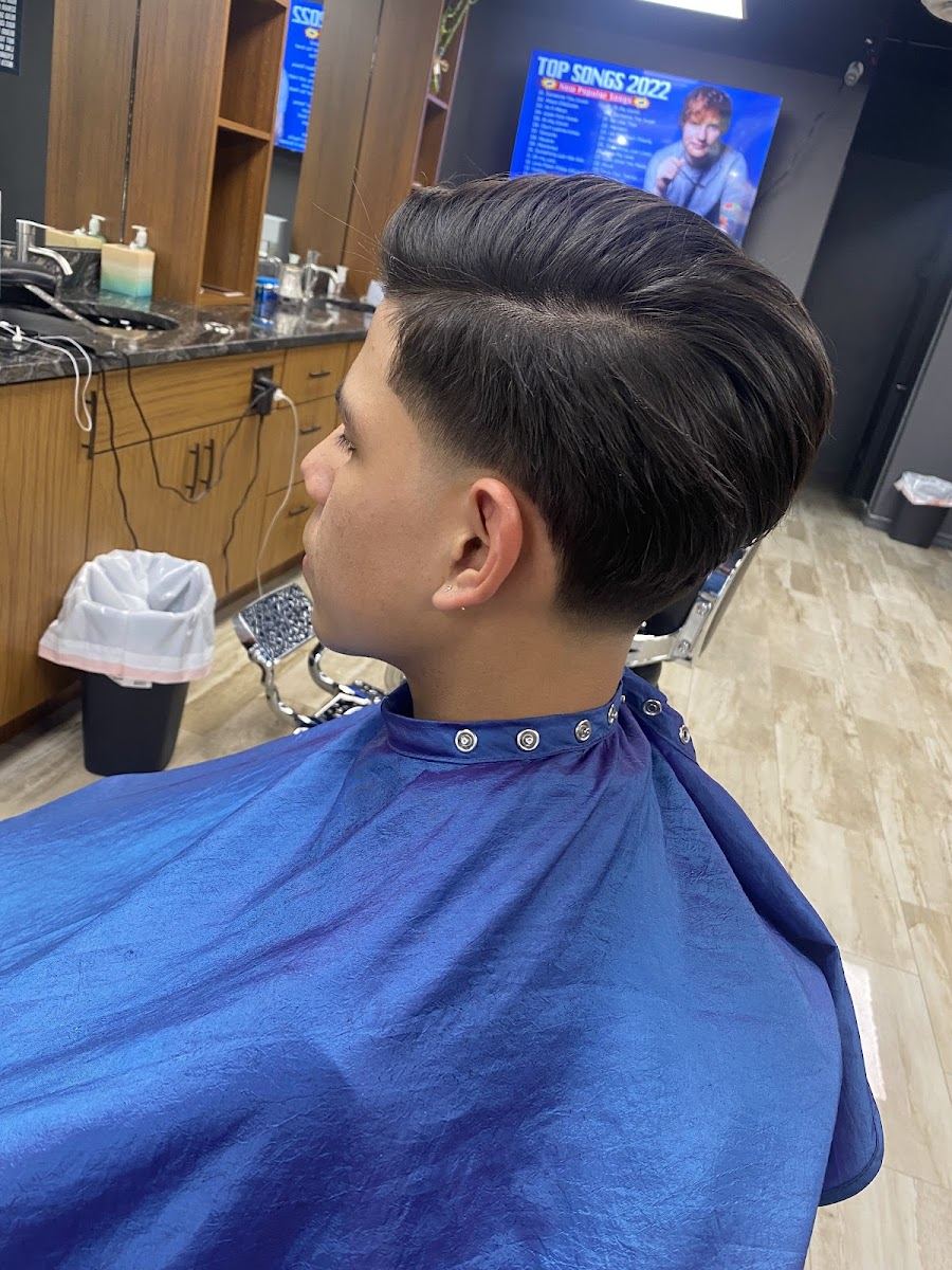 Clean taper with textured top on a client in a blue cape