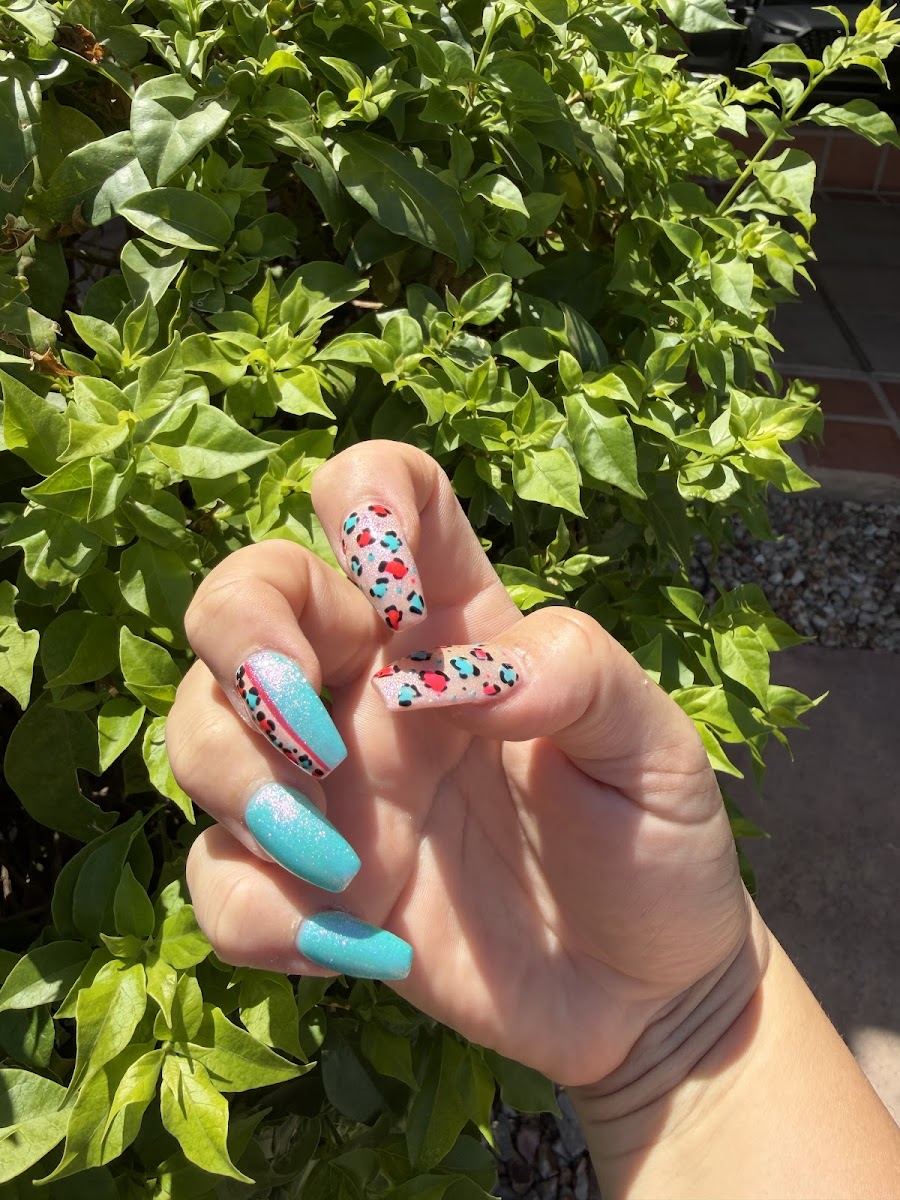 Mixed set with turquoise nails and red and black print nails