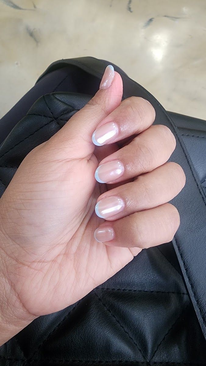 Short rounded nails with a pearly chrome French finish