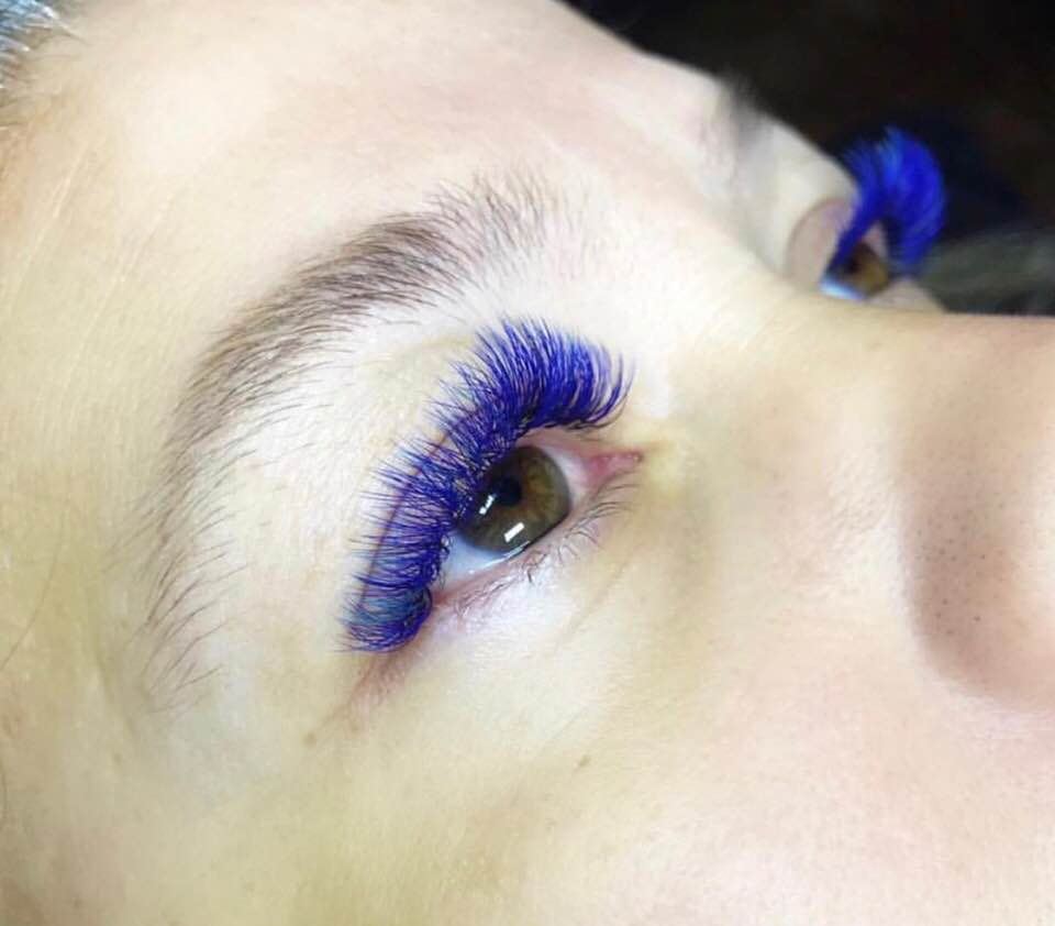 Volume lashes with blue color tips