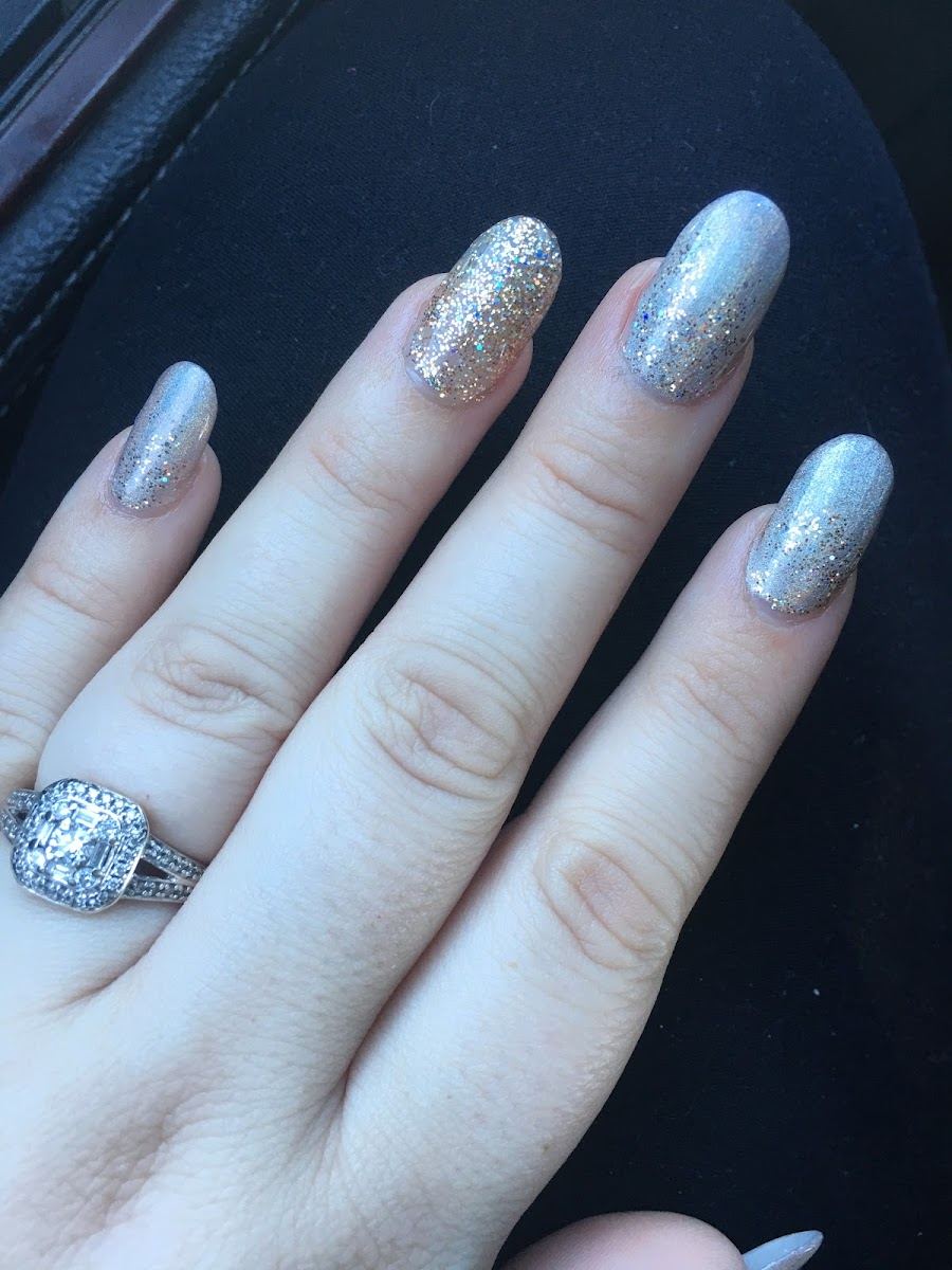 Silver glitter nails with one gold accent nail